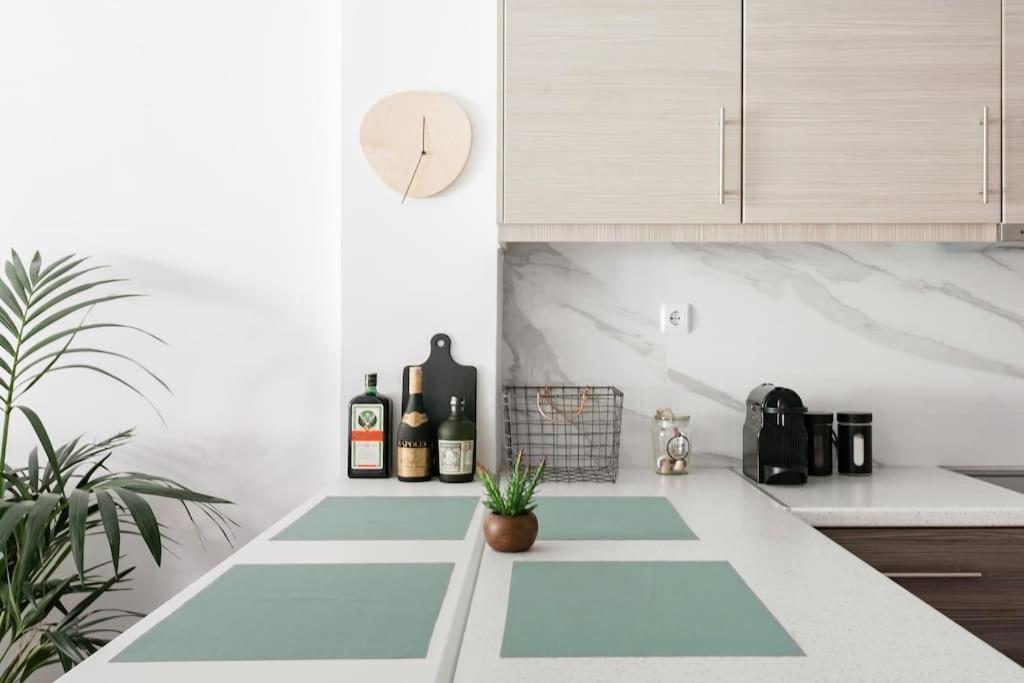 Your "Home Away From Home" - Phillopapou Hill Aten Exteriör bild